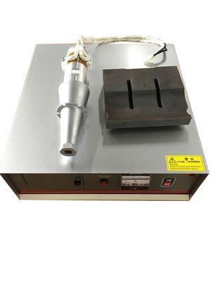 Het aangepaste Titanium van de Ultrasoon Lassenhoorn of Staal 15Khz Sonotrode en Generator